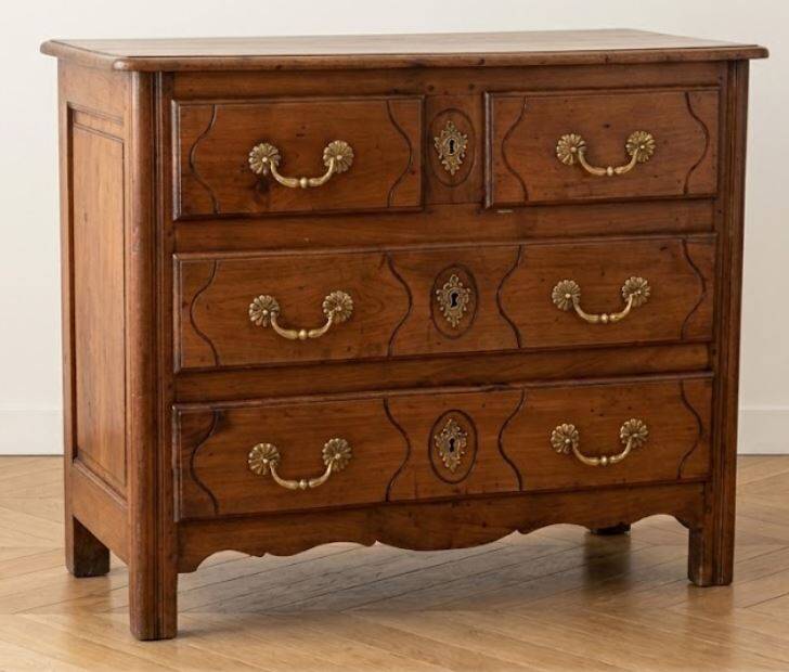 Rustic commode from the eighteenth century.