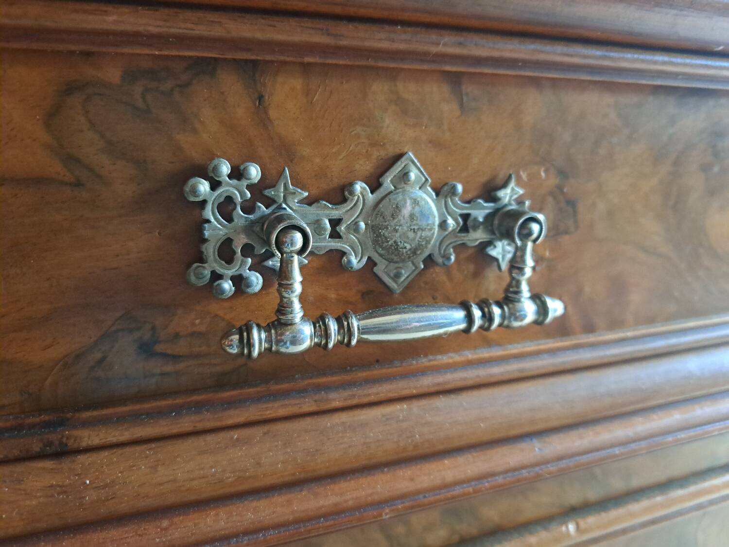 Walnut chest of drawers