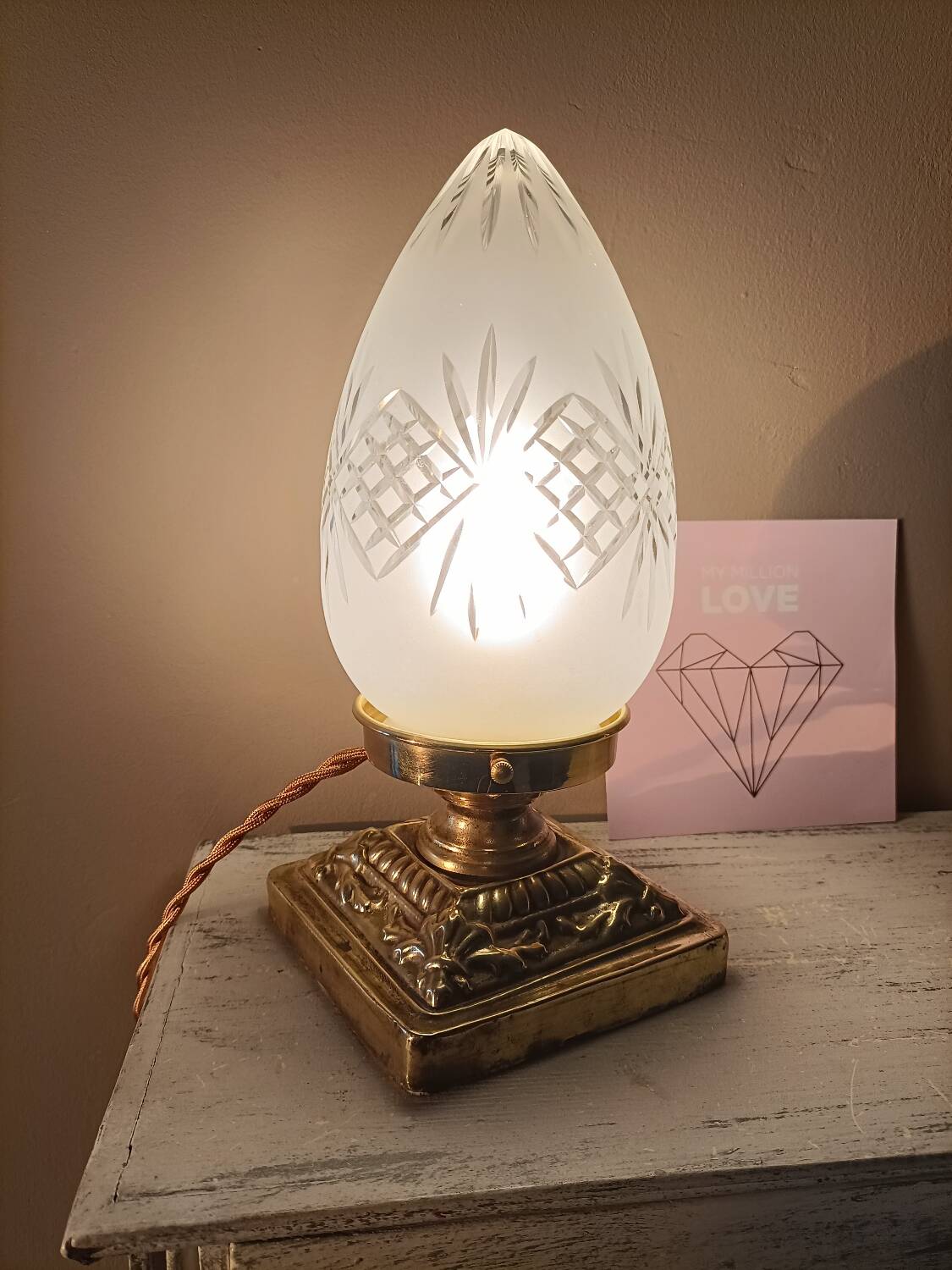 Chiseled glass lamp with brass base - bronze