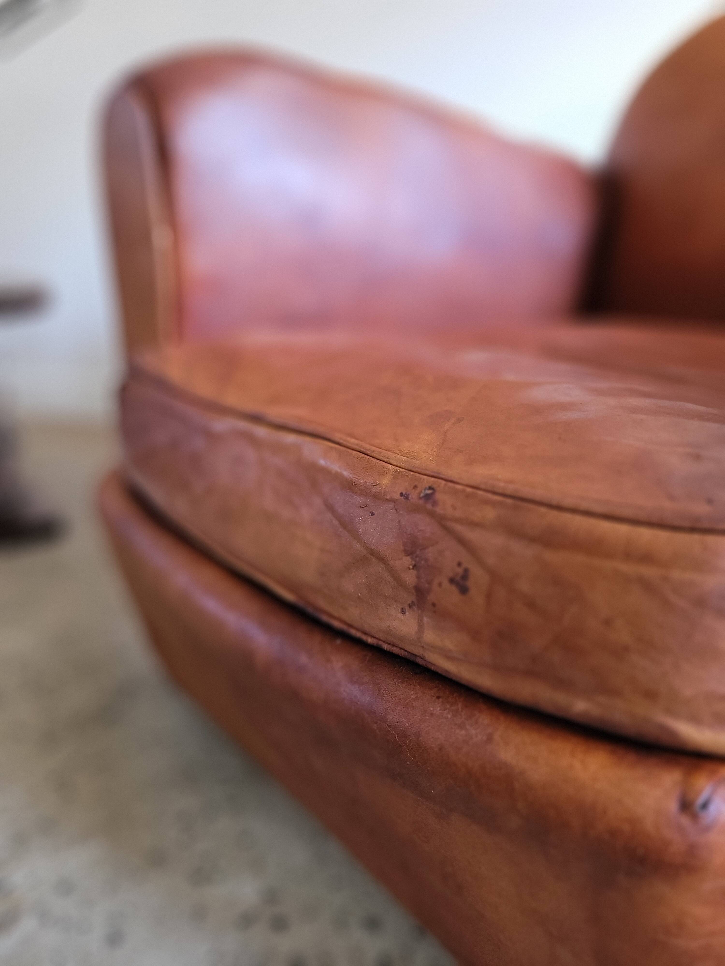 Fauteuil club en cuir patiné