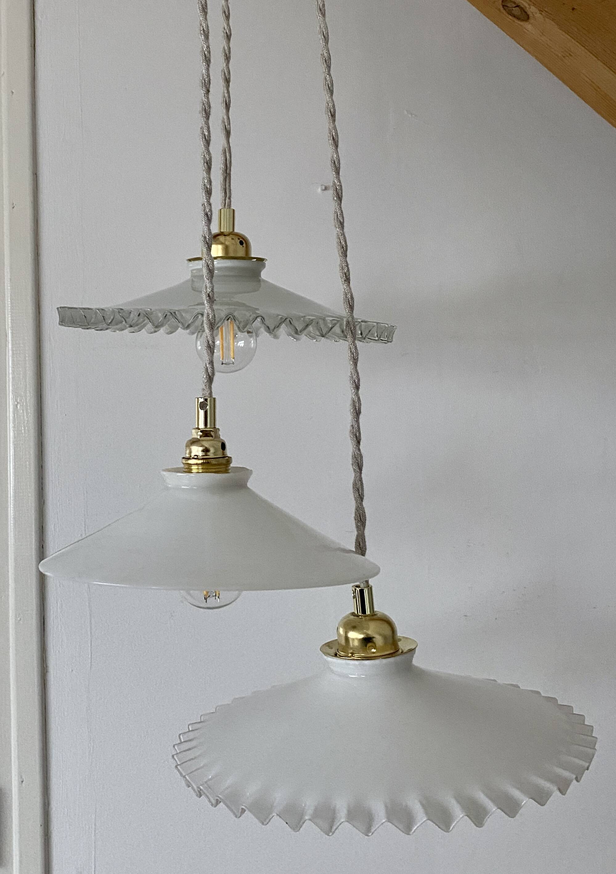 Suspension triple abat-jour vintage en opaline blanche
