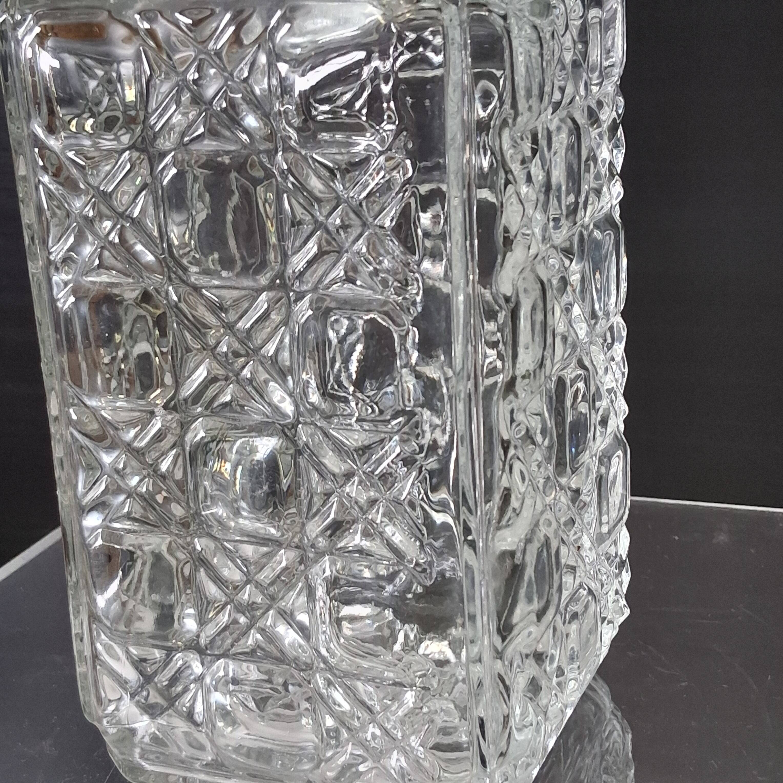 Very nice whisky/juice carafe in glass in very good condition.