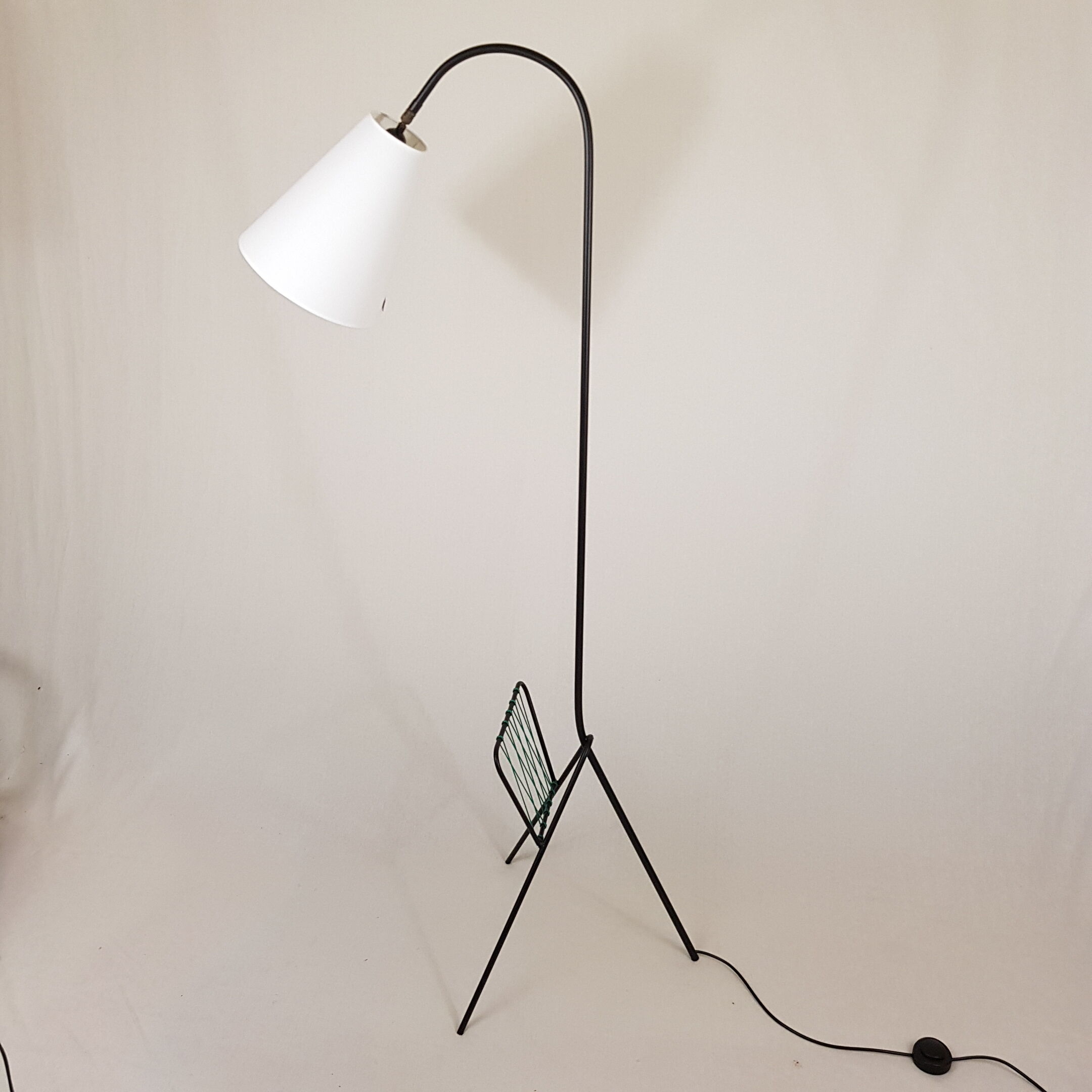 Tripod lamp