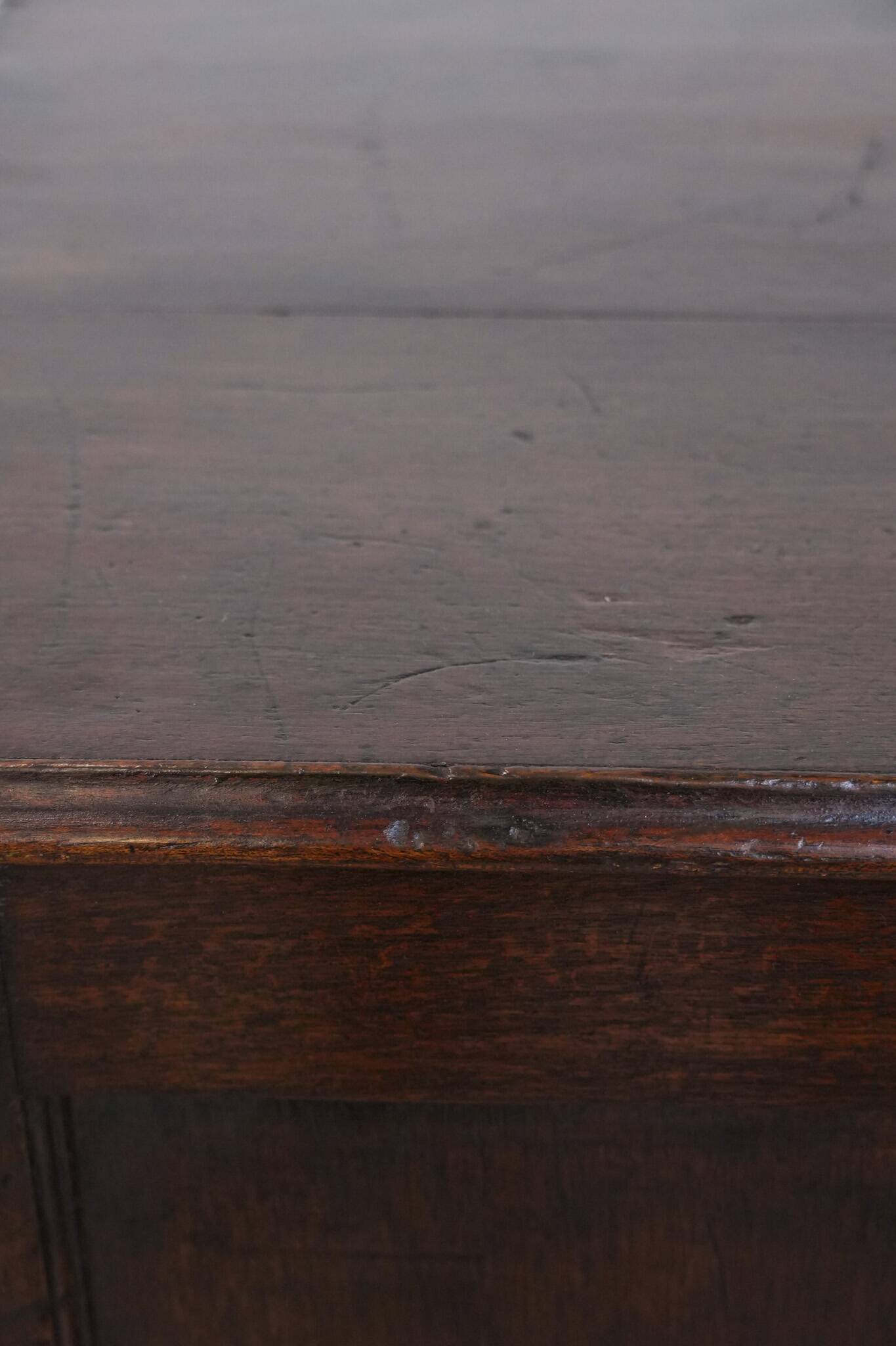 Charmant et intemporel meuble-commode ancien en chêne anglais du début du XIXe siècle, avec deux portes et une serrure fonctionnelle.