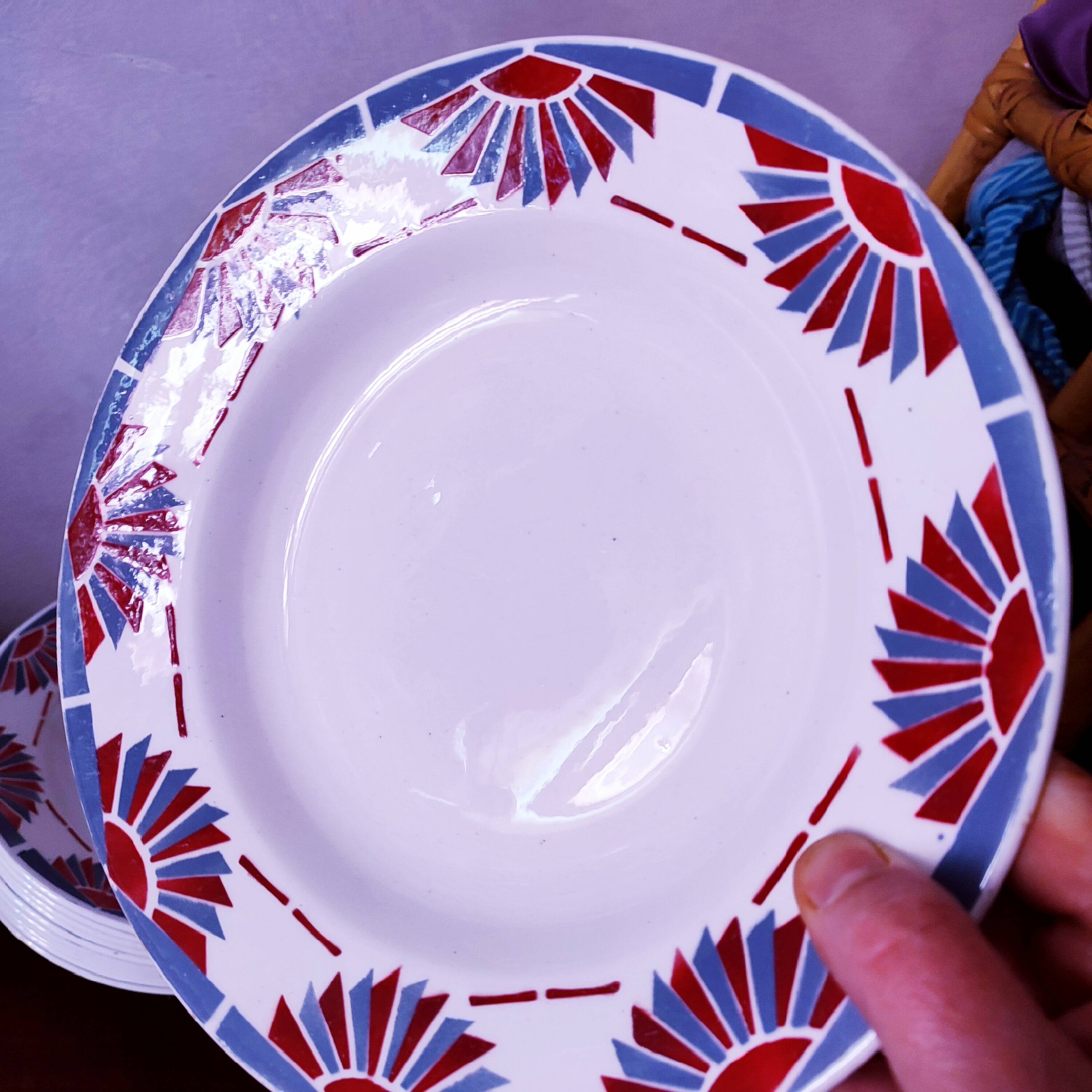 11 assiettes art deco en faience par Ceranord st amand