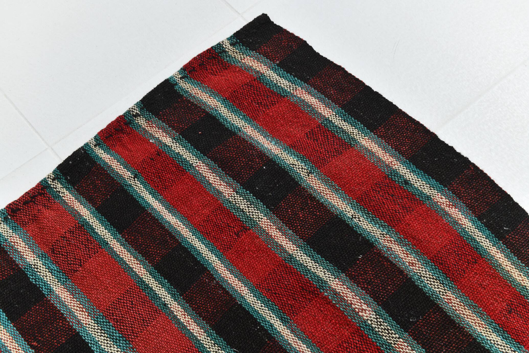 Tapis Kilim rayé rouge et vert, 202x312 cm