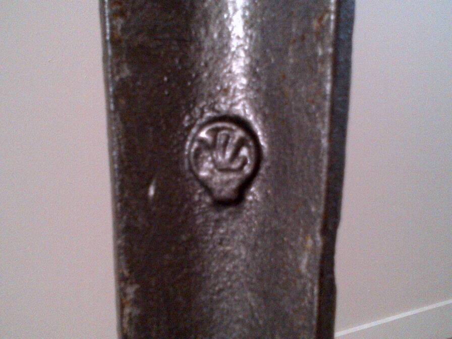 Table bistrot estampillée Louis Vuitton