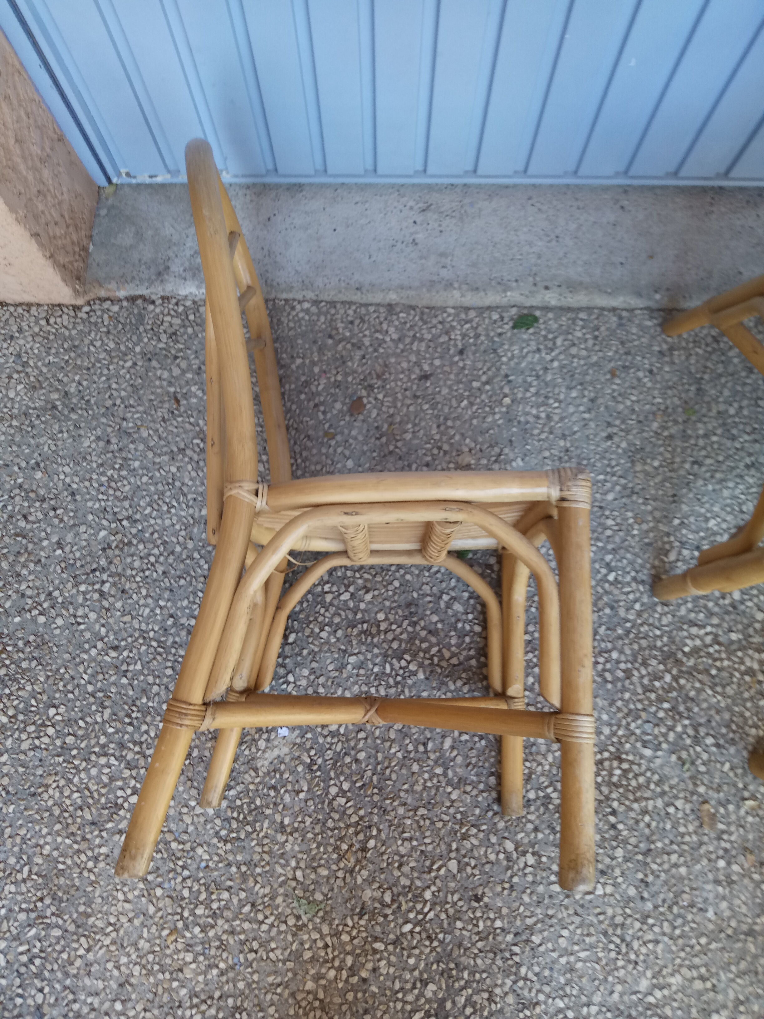 Ensemble de quatre chaises en rotin