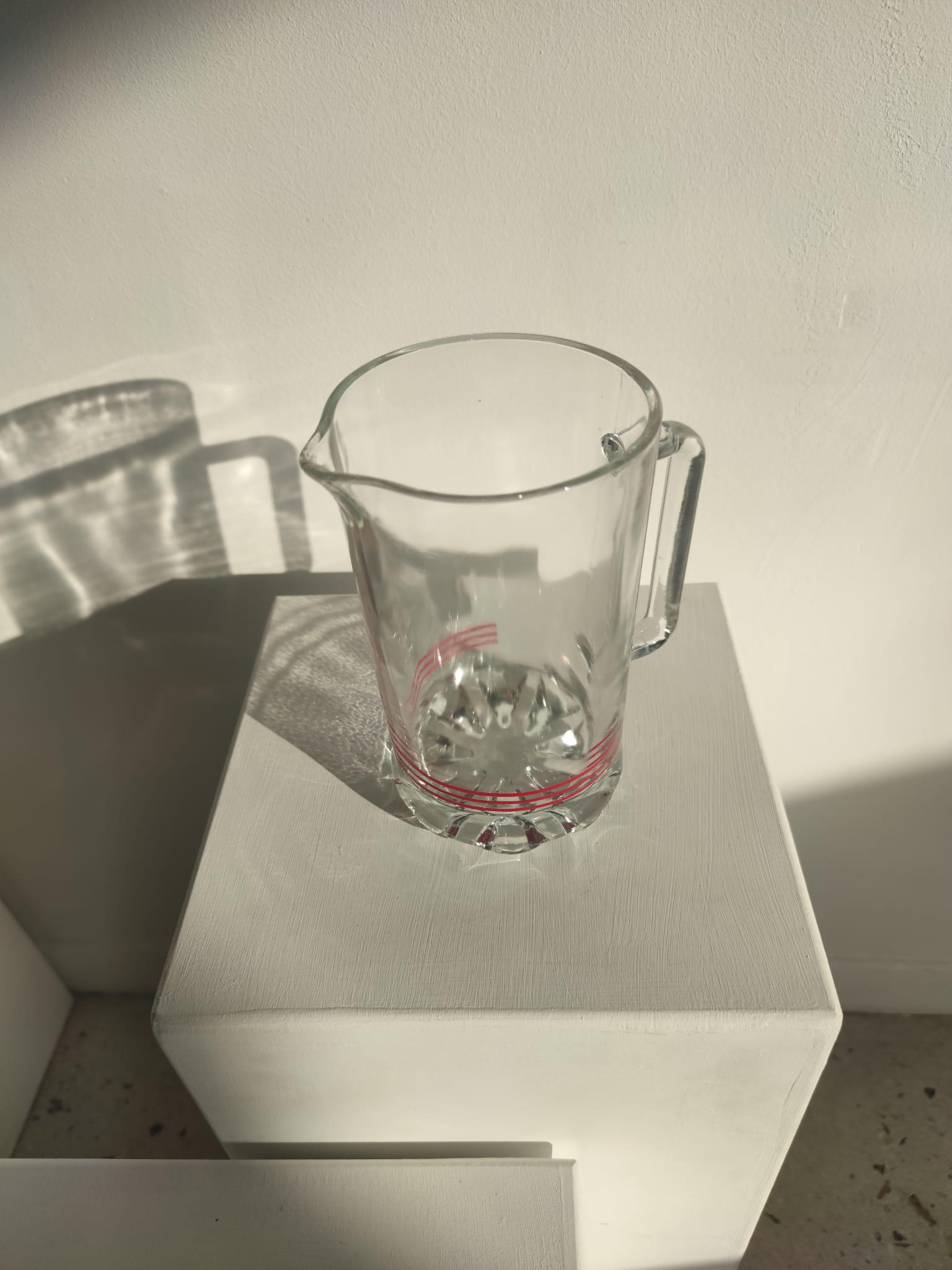 Pichet à orangeade italien vintage en verre à rayures rouges