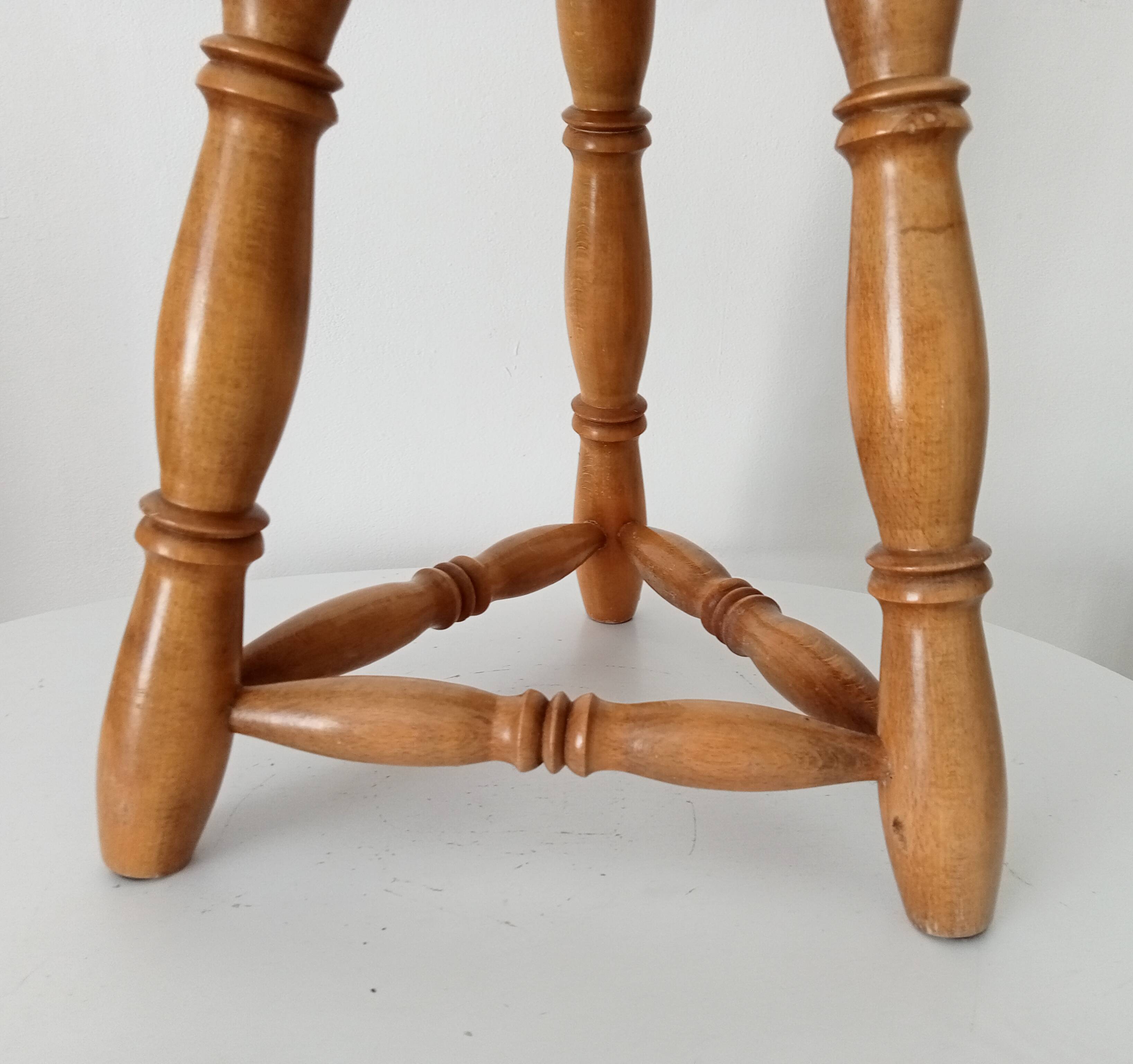 Vintage tripod stool in beech wood.