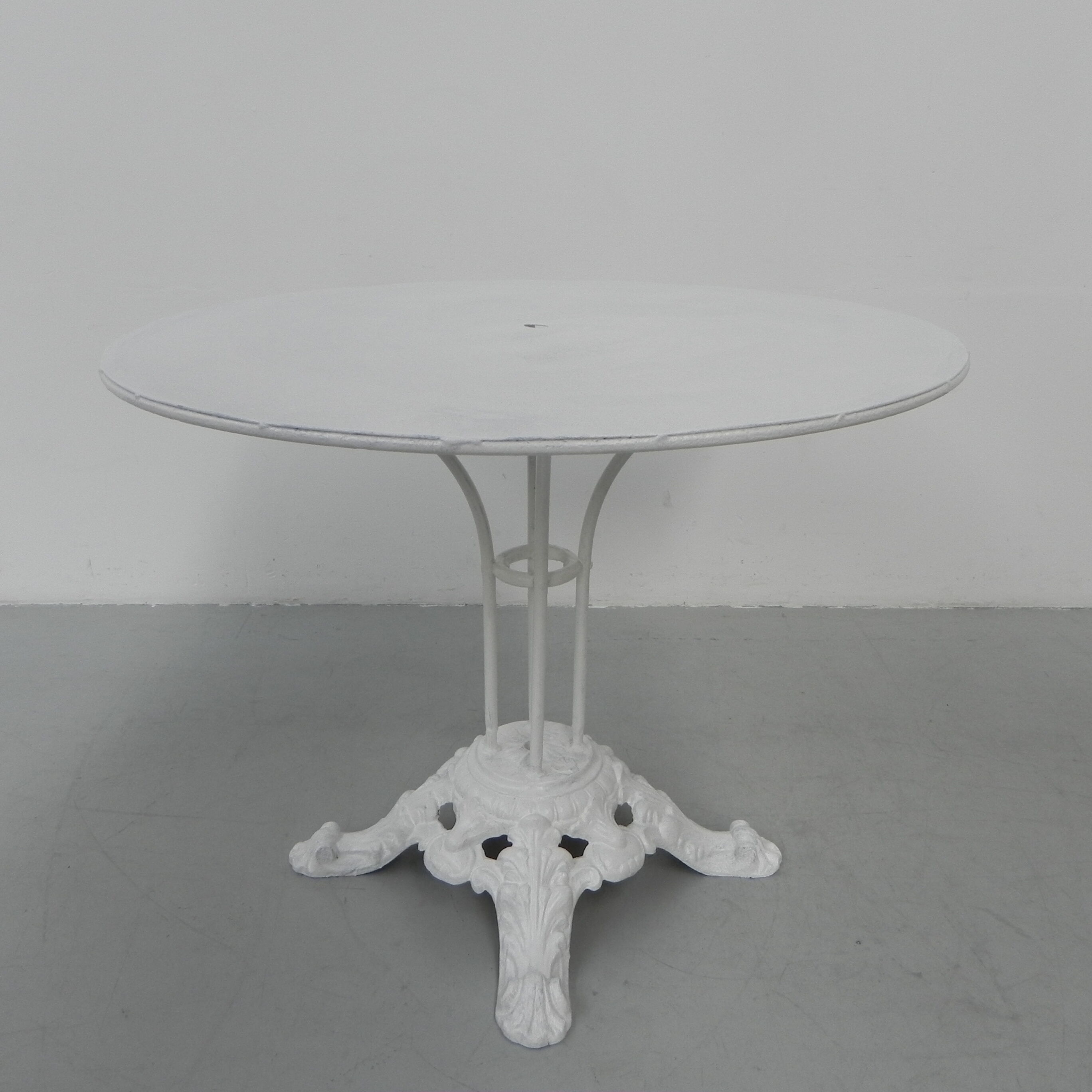 Table de jardin en acier avec base en fonte