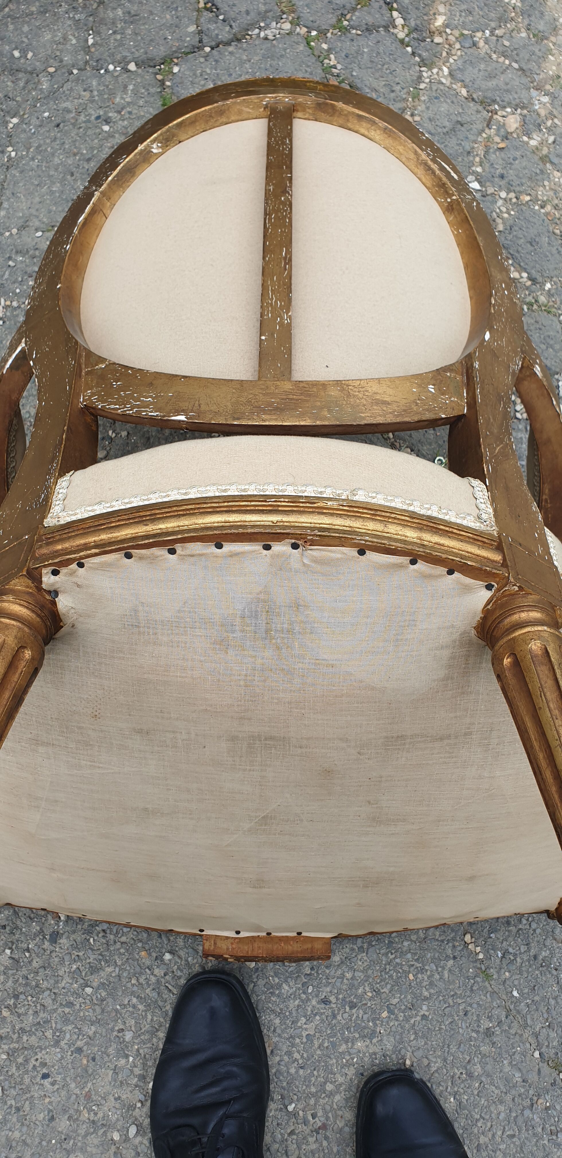 Fauteuil en bois doré à dossier médaillon de style louis xvi