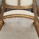 Fauteuil en bois doré à dossier médaillon de style louis xvi
