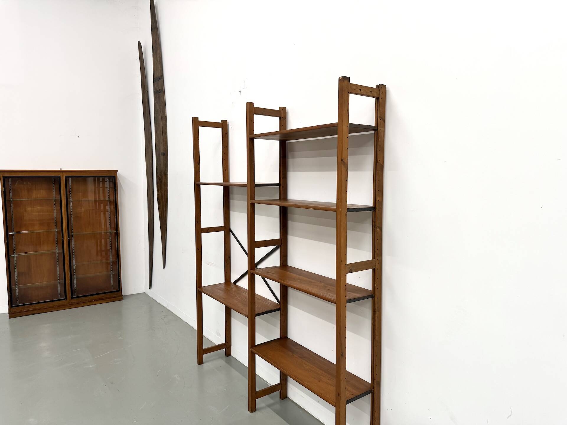 XXL Modernist Library in Solid Pine – 1950s Design – L164 cm