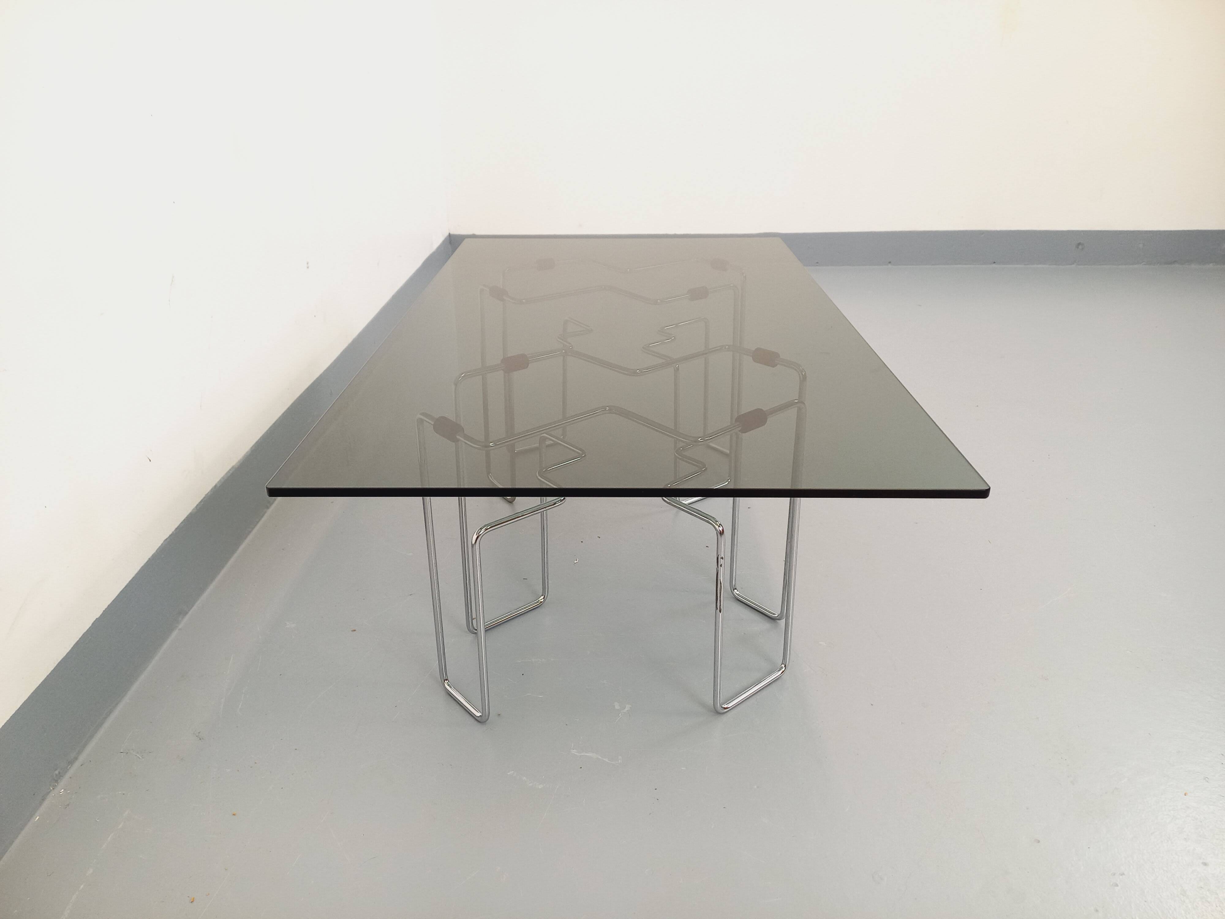 Table basse rectangulaire Space Age vintage en verre fumé et métal chromé