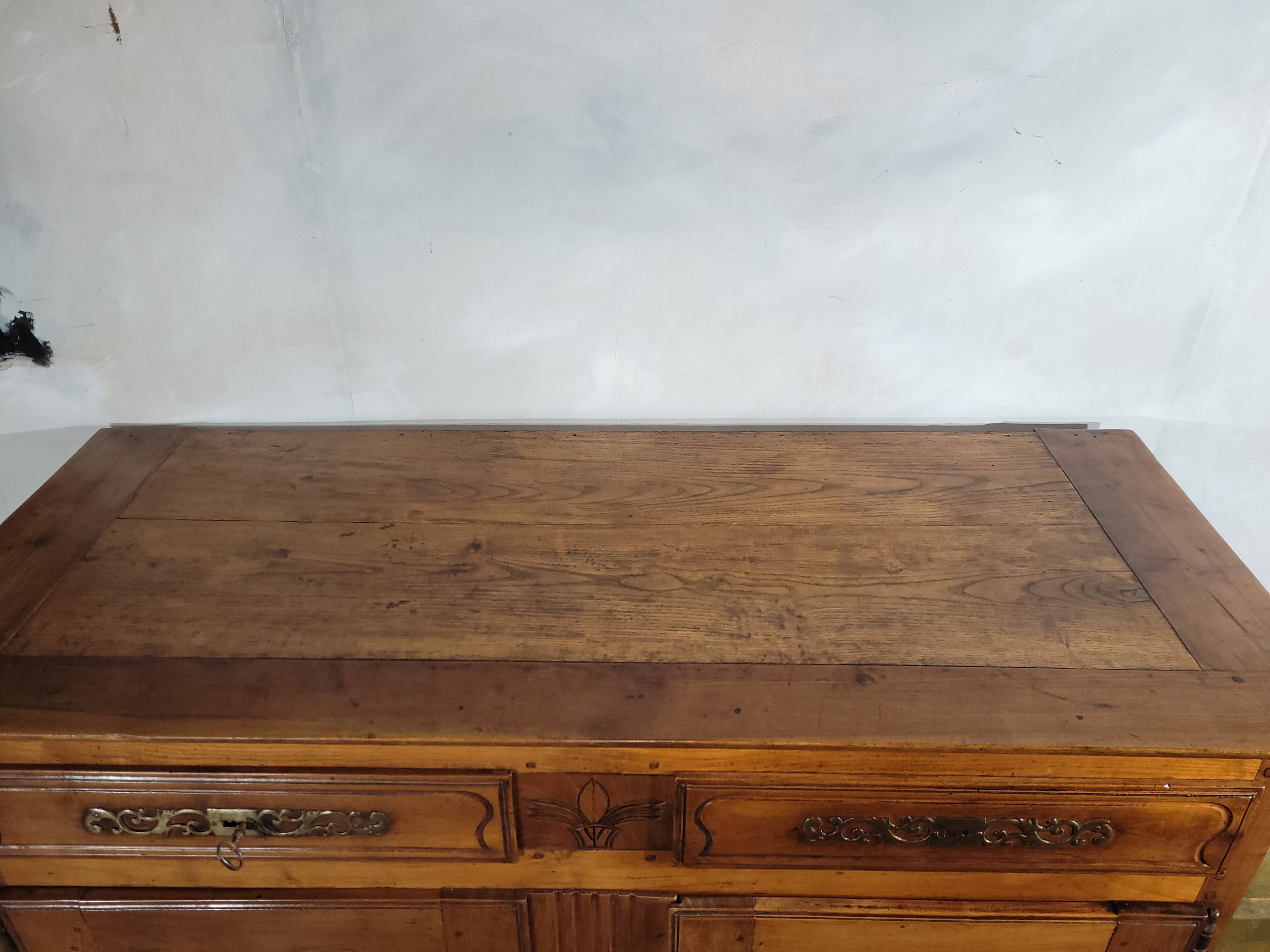 Buffet haut Louis XV en merisier style Louis XV