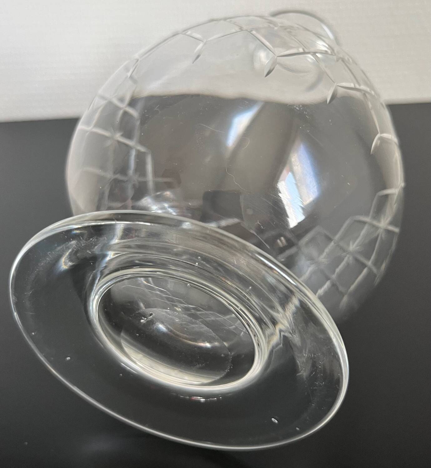 Carafe en verre ciselé