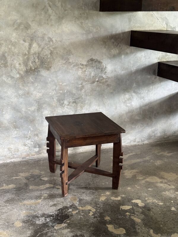 Coffee table, petite table basse indonésienne ancienne moderniste en teck