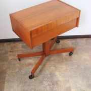 Un petit cabinet sur roulettes, des années 1960.