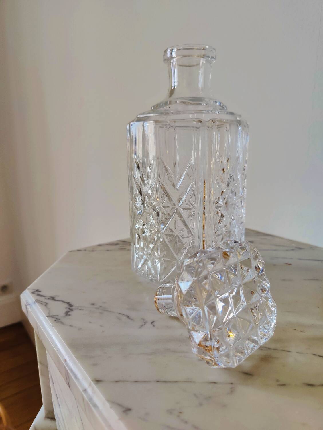 Carafe in chiseled glass