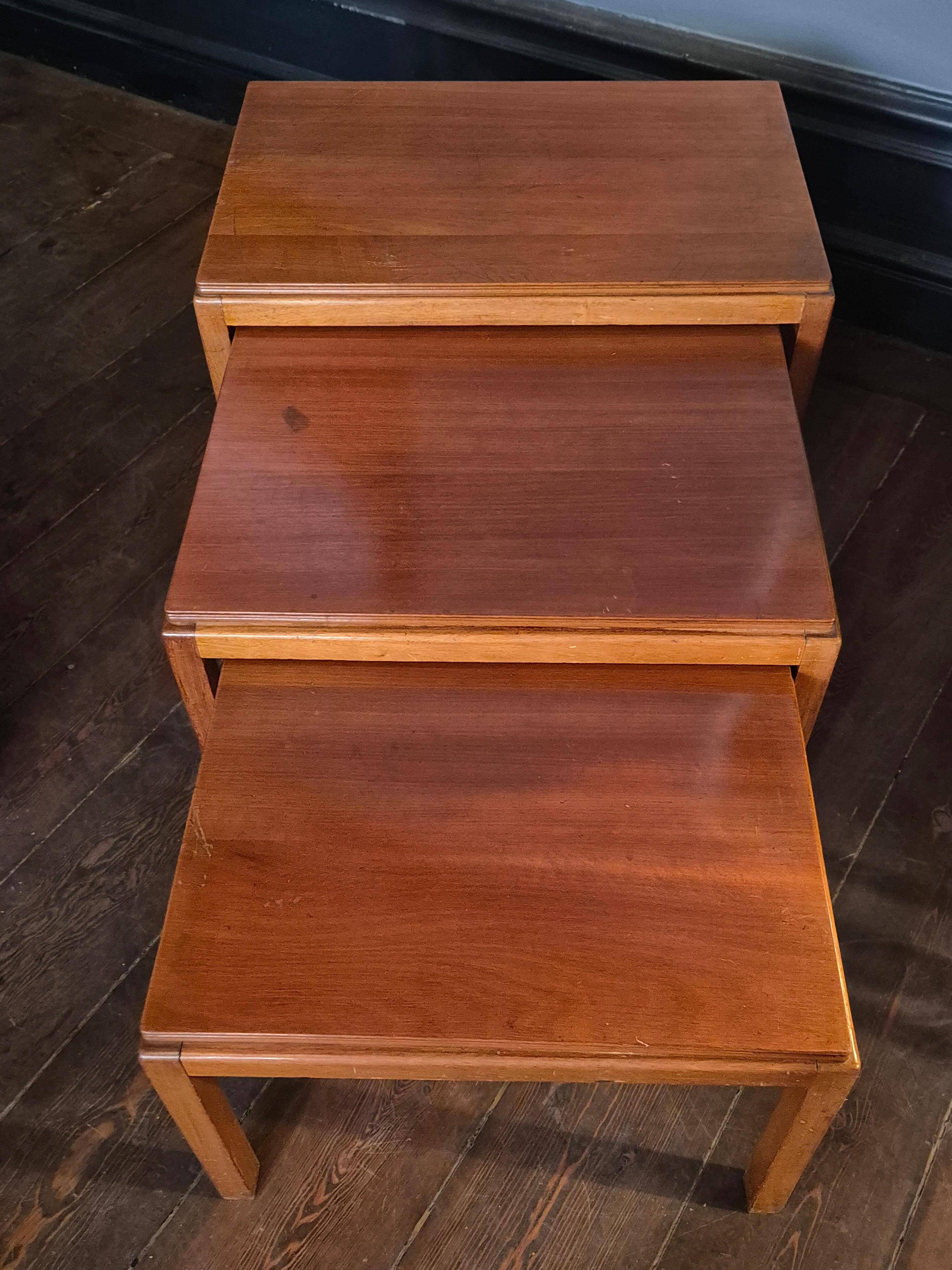 Classic nesting table (3) by Russell Gordon / Russel & Broadway, Midcentury Modern style