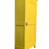 Armoire parisienne bonnetière ancienne jaune poudré.