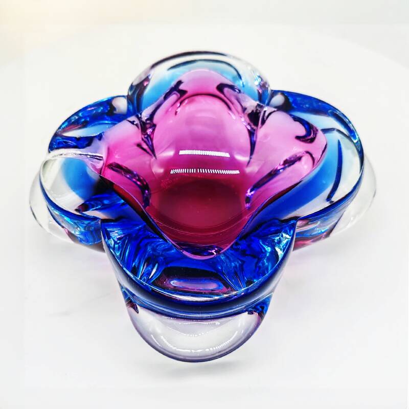 Cendrier rose et bleu ciel des années 1960 en verre de Murano.