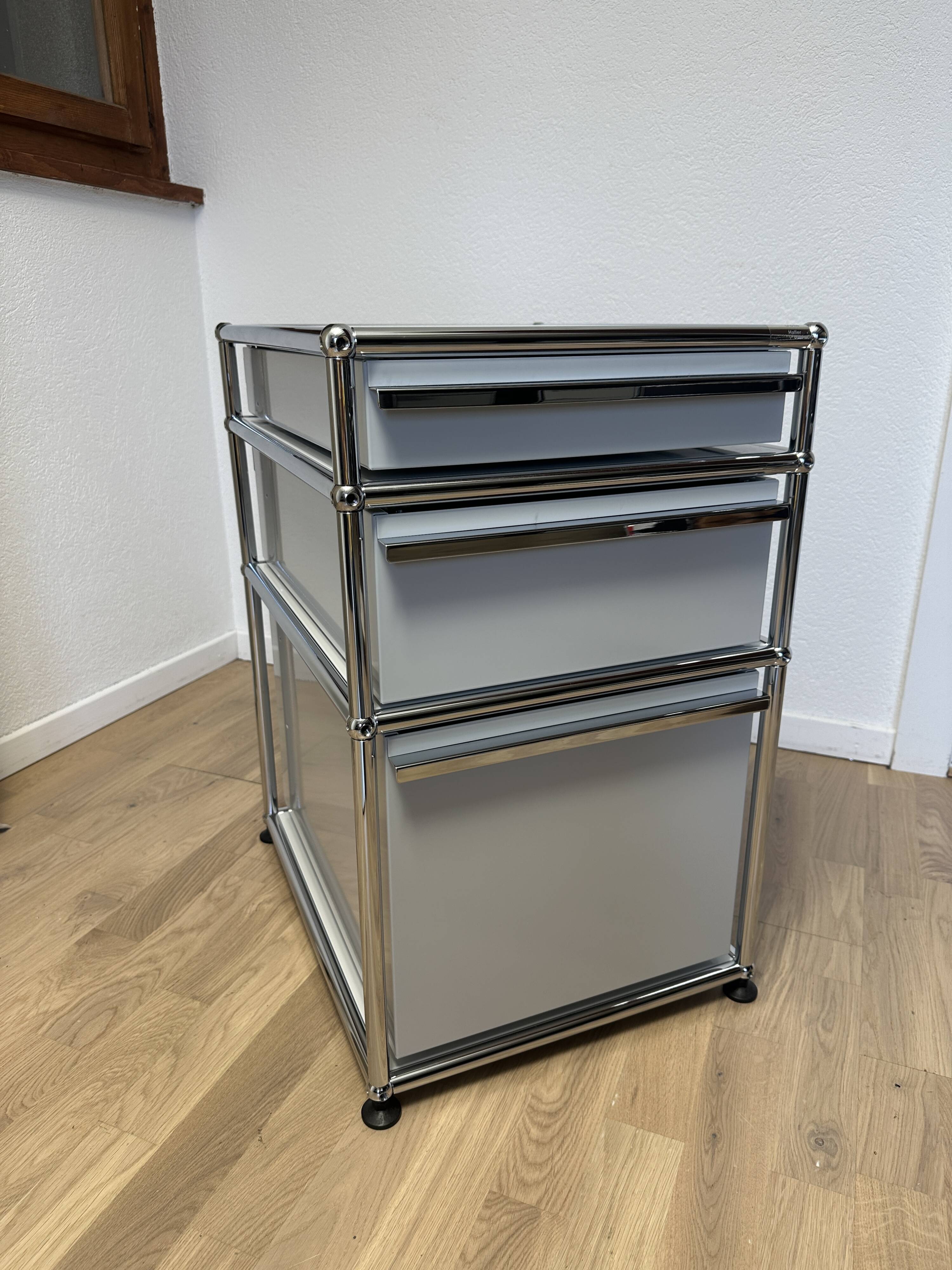 USM Haller pedestal in light grey