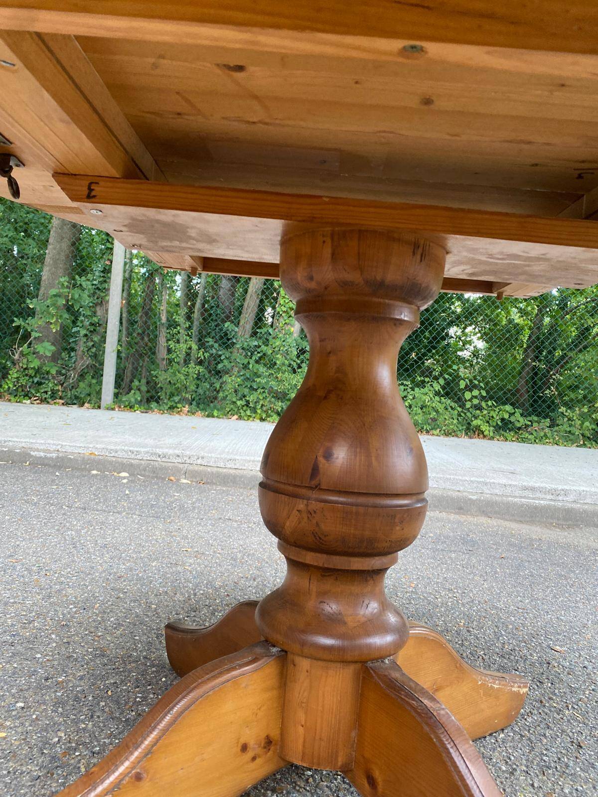 Round table in solid pine with a central baluster leg from 1980.