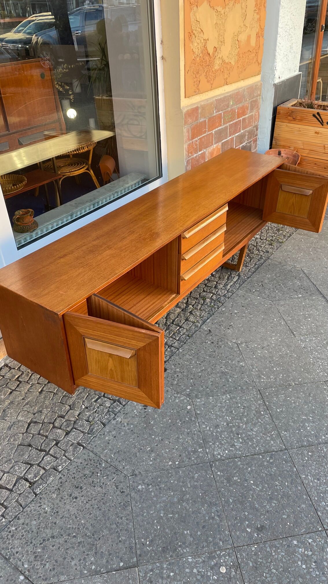 Atypical teak row of the 60s