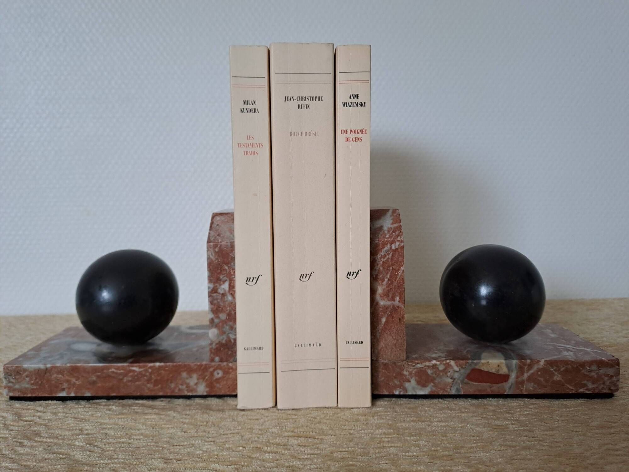 Pair of red marble bookends with black stone spheres – Art Style