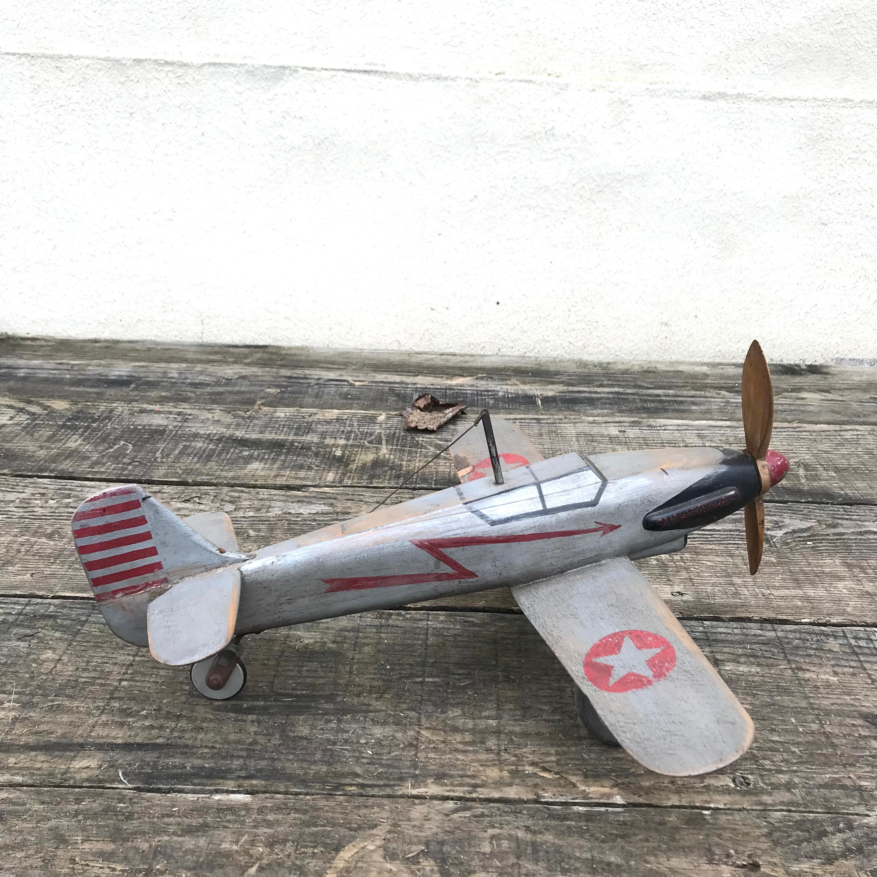 Avion jouet en bois vintage