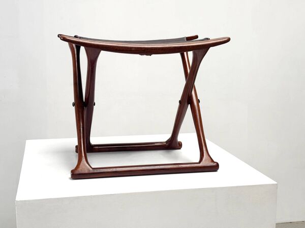 Tabouret en noyer par Ole Wanscher