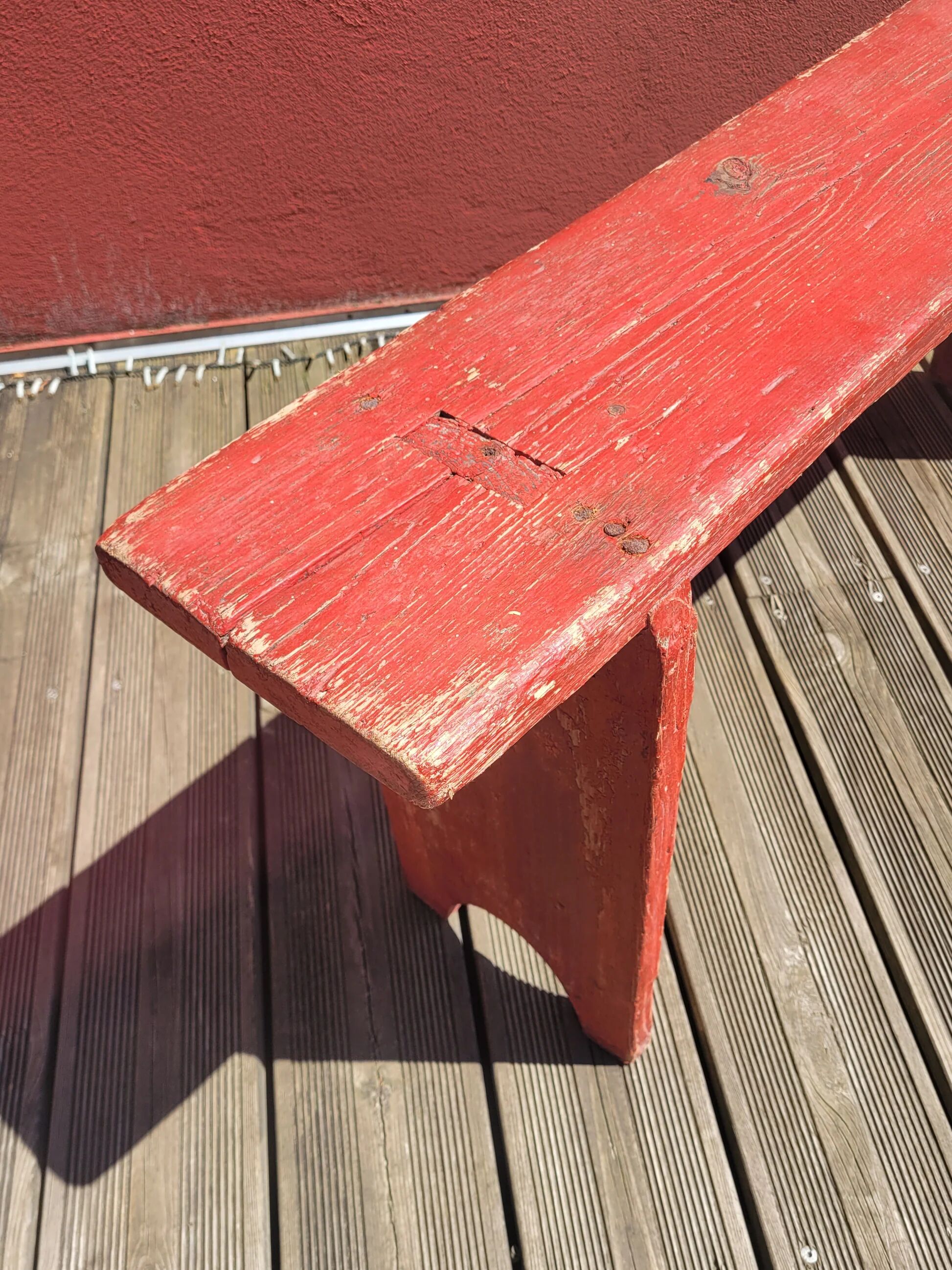 Banc ancien en bois peint en rouge