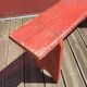 Banc ancien en bois peint en rouge