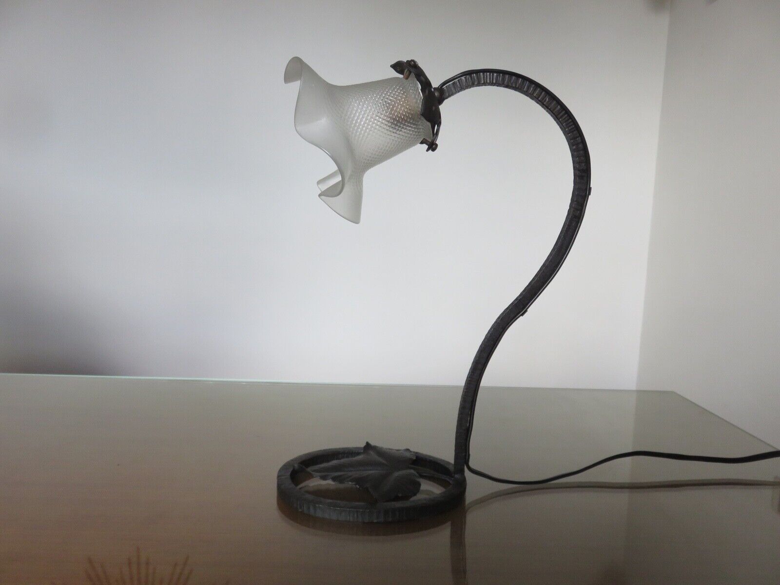 Art deco lamp in hammered wrought iron and tulip in glass, 30s 40s