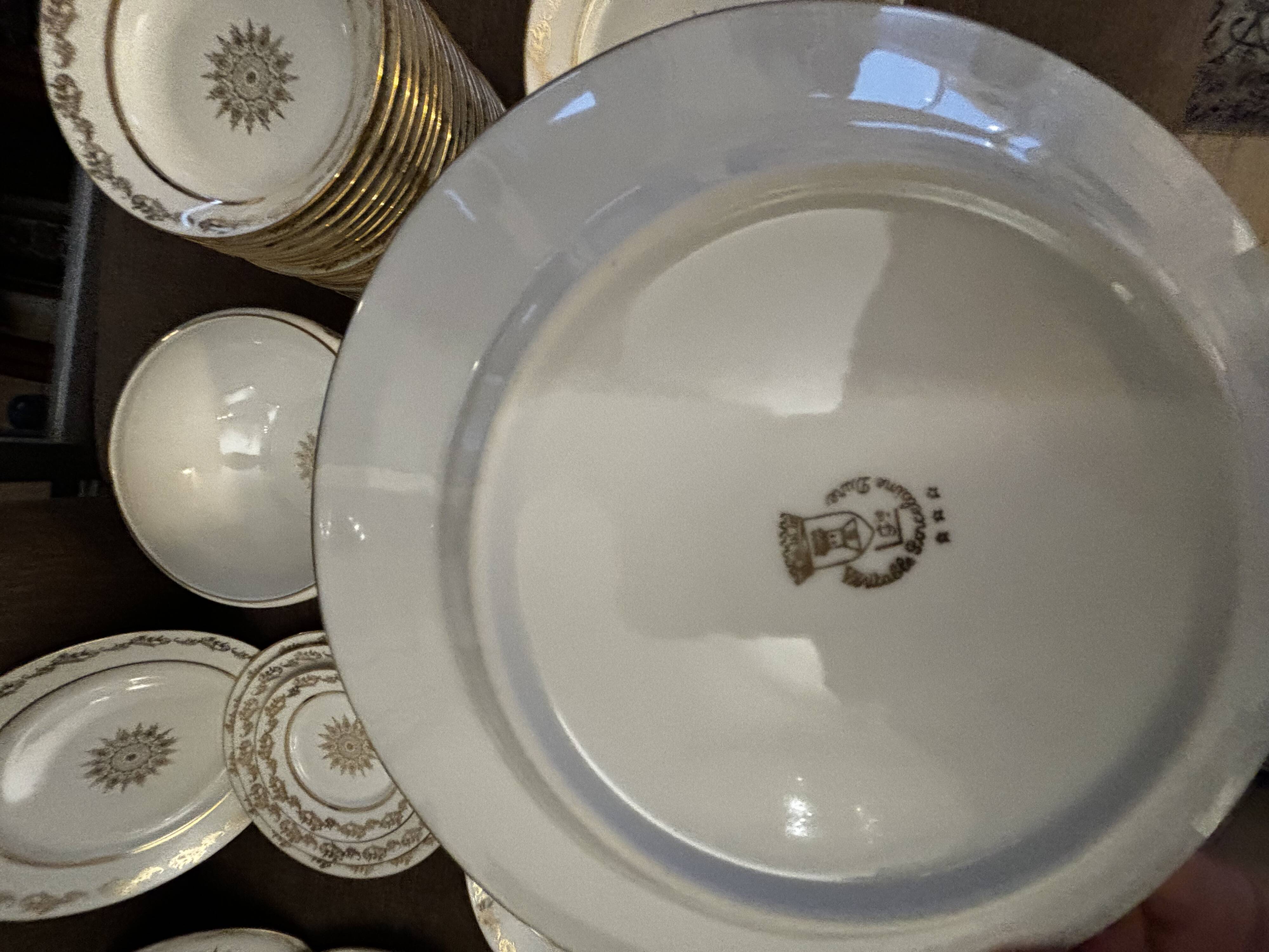 Magnifique service en porcelaine blanche et doree