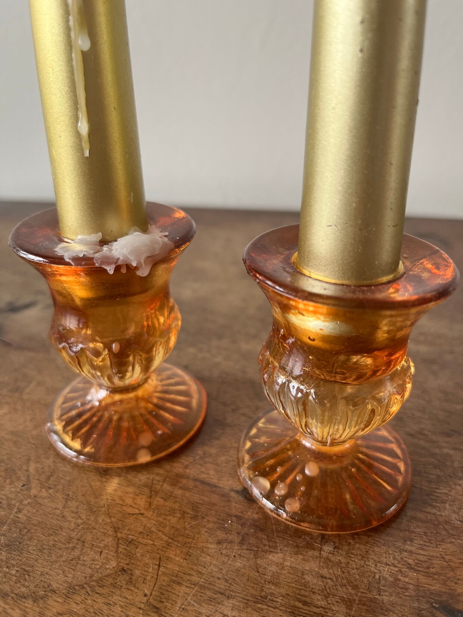 Set of 2 glass candle holders with candles