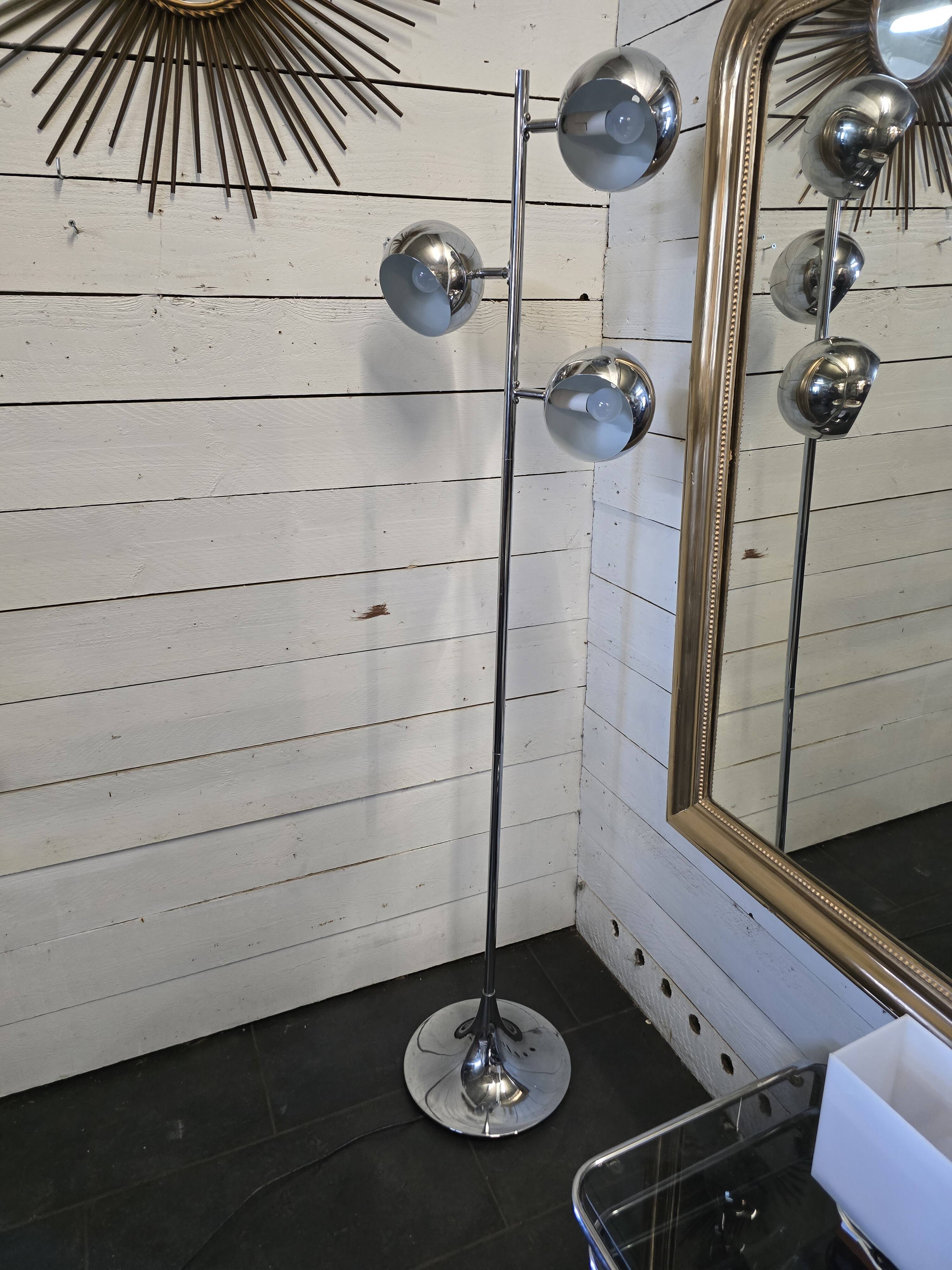 Vintage eyeball floor lamp with tulip base in chromed metal
