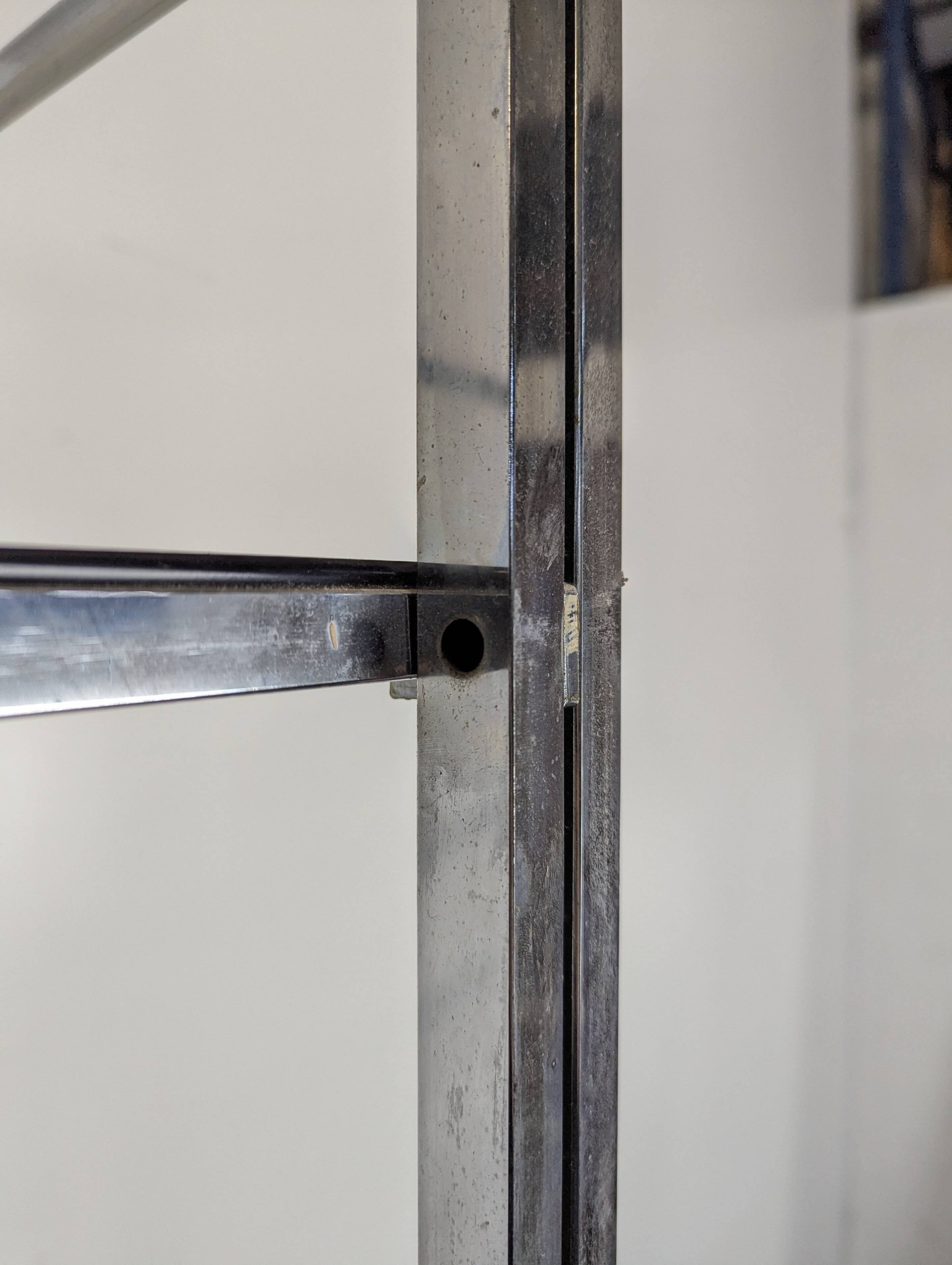 Etagère chromée et verre fumé des années 70