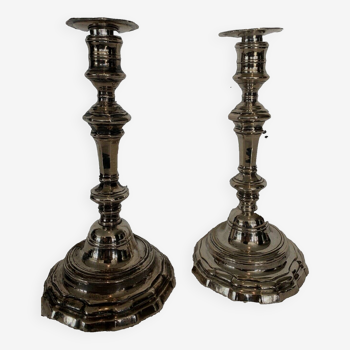 Paire de bougeoirs de style Louis XVI en bronze argenté , XIXème siècle