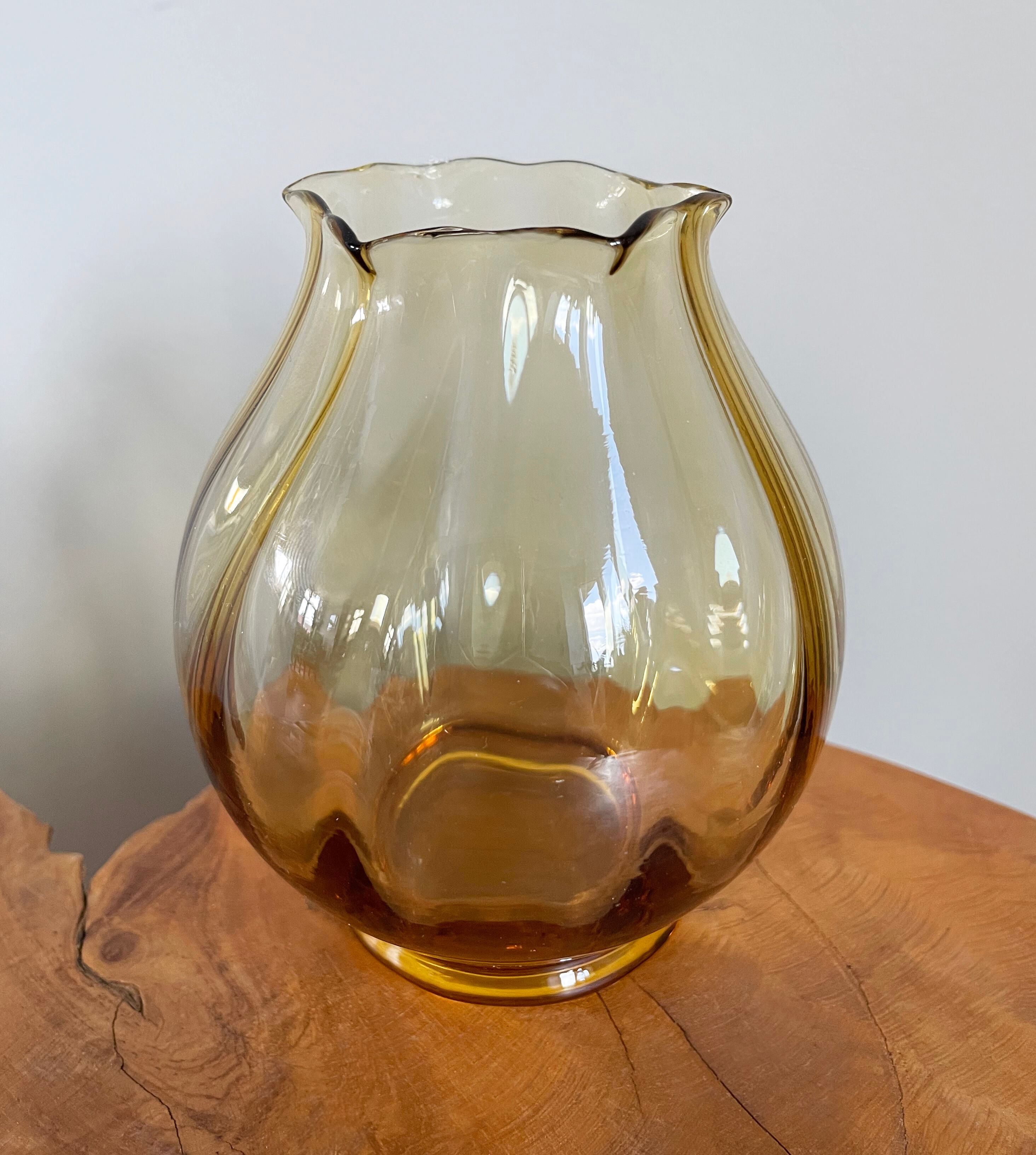 Vase en verre d’art de couleur ambre avec nervures, de collection soufflé à la main des années 1970, fabriqué en Pologne
