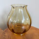 Vase en verre d’art de couleur ambre avec nervures, de collection soufflé à la main des années 1970, fabriqué en Pologne