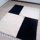 Handwoven black and white Berber rug from the Oued Zam, size 160 x 240 cm