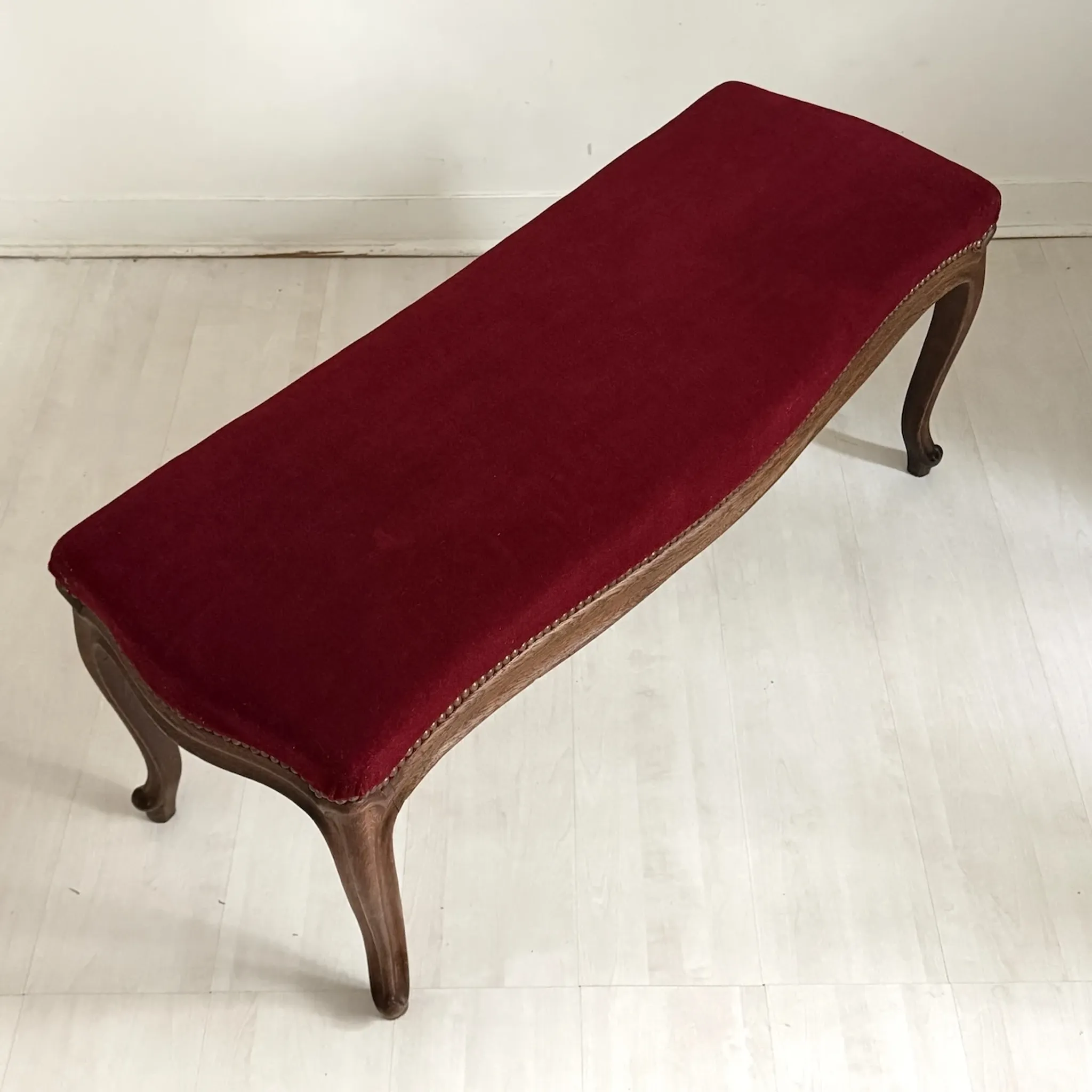 Louis XV style bench in oak and red velvet, 19th century.