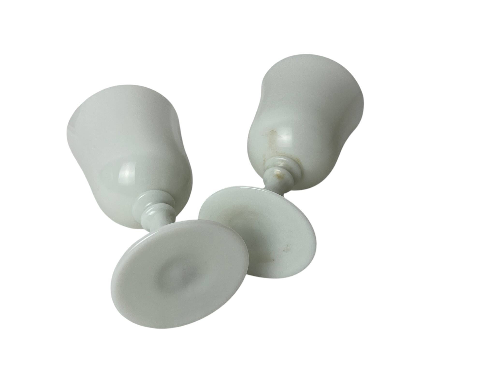 Pair of footed glasses in white opaline from around 1960.