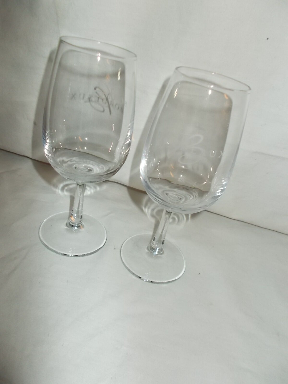 2 glasses bistro wine Bordeaux