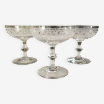 3 coupes à champagne en cristal de Baccarat anciennes décor gravé