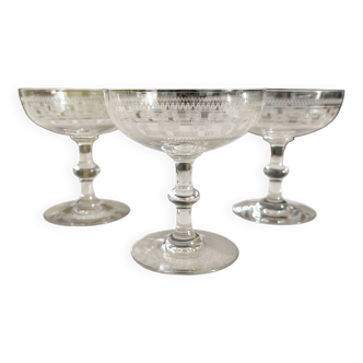 3 coupes à champagne en cristal de Baccarat anciennes décor gravé