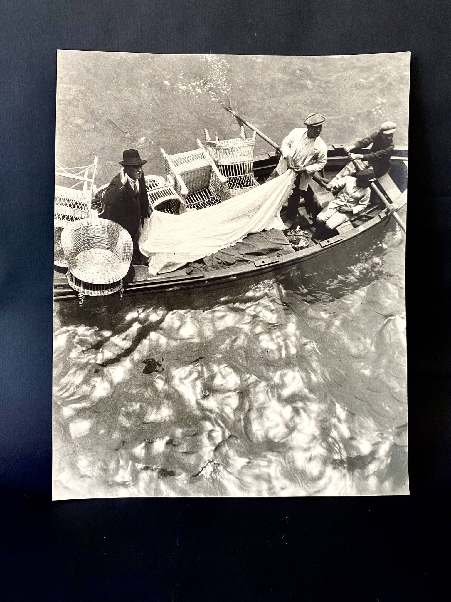 Photo ancienne « les livreurs de meubles en osier »